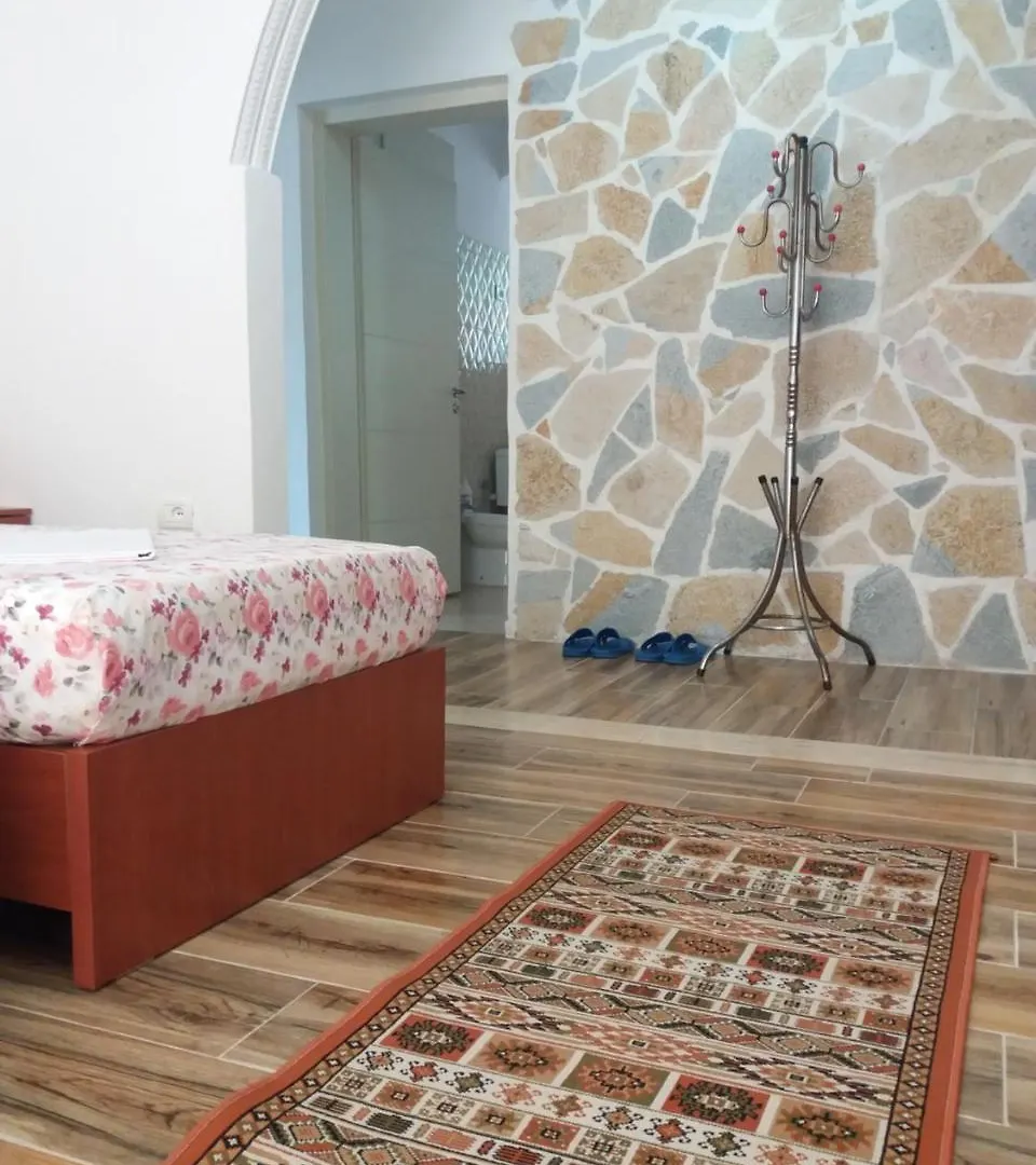 B&B Ajni Berat 0*,